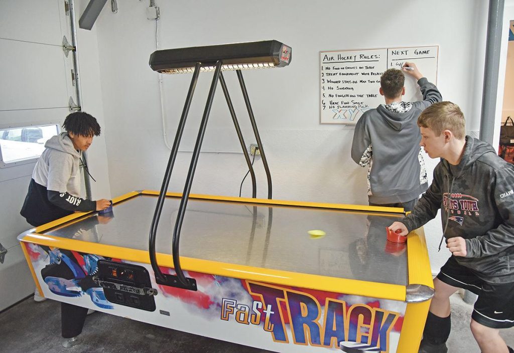 Comprehensive-Guide-on-How-to-Play-Air-Hockey-Table